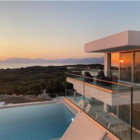 4 bedroom villa with infinity pool and sea view in Perithia, Corfu, sleeps 9